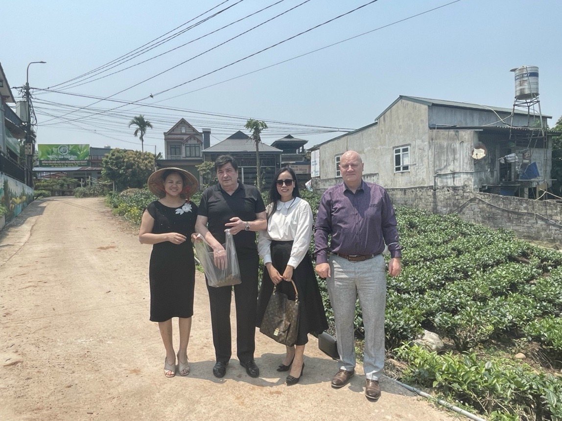国际访客走在太原大慈 TRAVINA 茶园之间的小路上
