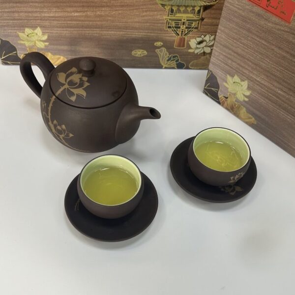 Tetera zisha y dos tazas de té perfumado con loto del estuche Thanh Lien de TRAVINA