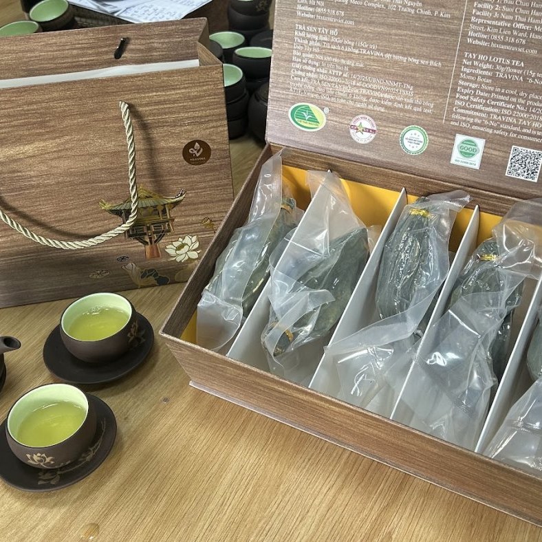 Caja de regalo Thanh Lien con una tetera de barro zisha y dos tazas de té infusionado, TRAVINA