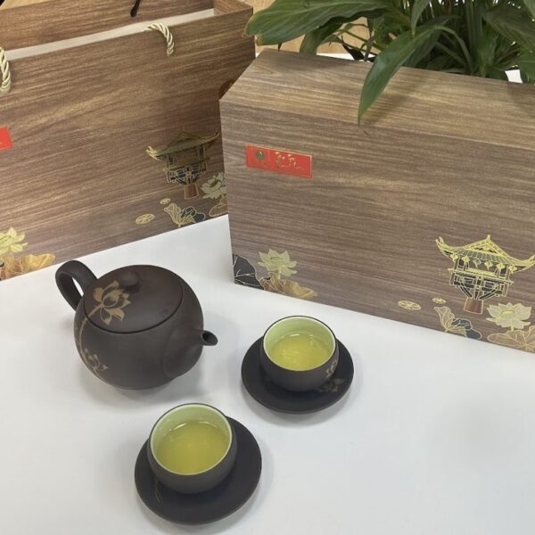 Caja de regalo Thanh Lien de TRAVINA en papel con aspecto de madera, cerrada y con una tetera al lado