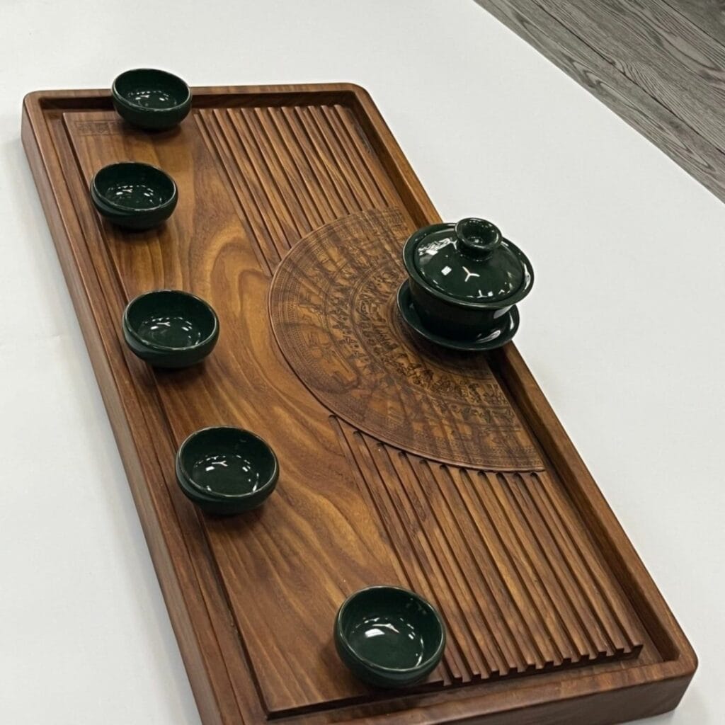 急須と茶杯を並べた茶盤