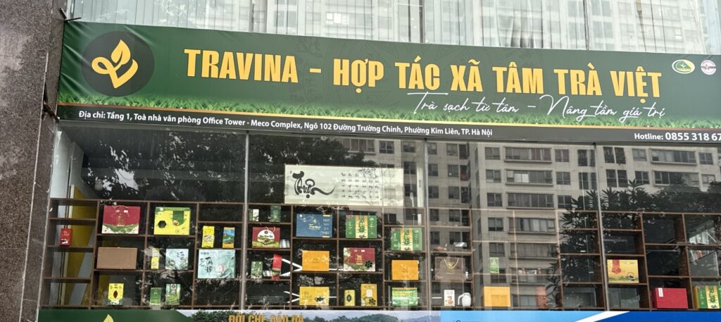 Das Büro und der Ausstellungsraum der Genossenschaft TRAVINA in der Truong-Chinh-Straße in Hanoi, mit Teeprodukten im Schaufenster