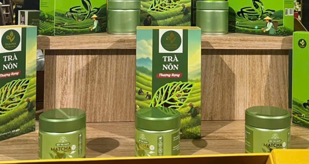 太原茶叶节上,三罐 TRAVINA 抹茶粉摆在 Tra Non 芽茶礼盒前