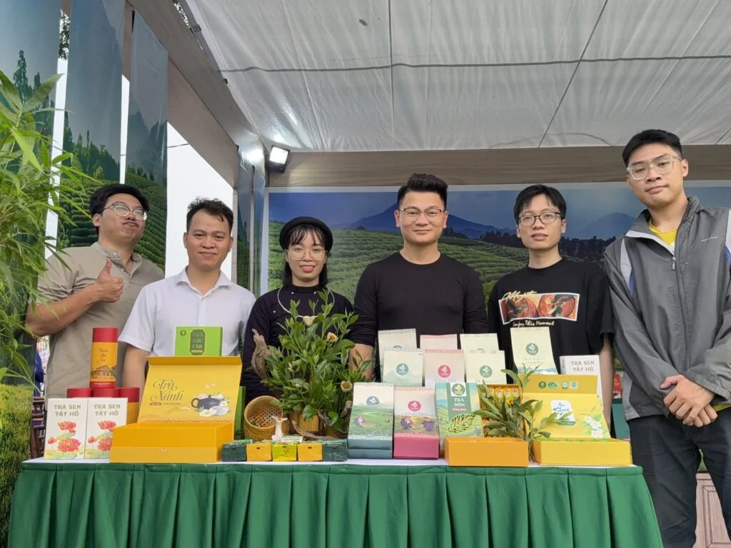 The TRAVINA team behind a table of TRAVINA teas at a Thai Nguyen trade fair