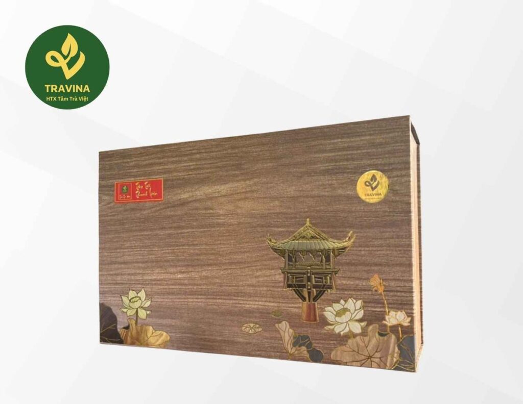 Estuche de regalo Tam Tra Thanh Lien de TRAVINA, Thai Nguyen – talla del tambor Dong Son en la tapa