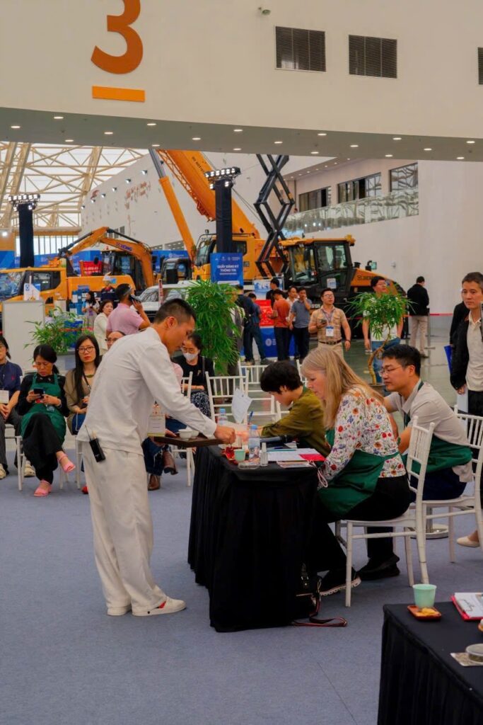 Do Huu Thuan, de TRAVINA, en la mesa del jurado durante la ronda de preparación, Tea Masters Cup Vietnam 2025