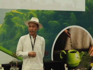 Pham Hoang Giang, artesano del té de TRAVINA, en el escenario en la ronda de preparación del Tea Masters Cup Vietnam 2025