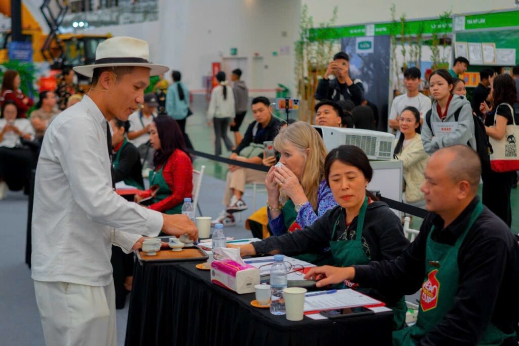 Do Huu Thuan, de TRAVINA, sirviendo su infusión al jurado en el Tea Masters Cup Vietnam 2025