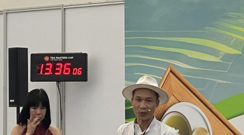 Pham Hoang Giang, artesano del té de TRAVINA, compitiendo en la ronda de preparación del Tea Masters Cup Vietnam 2025
