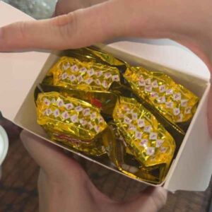 Caja de Té Van Phuc de TRAVINA, Thai Nguyen – sobres dorados al vacío