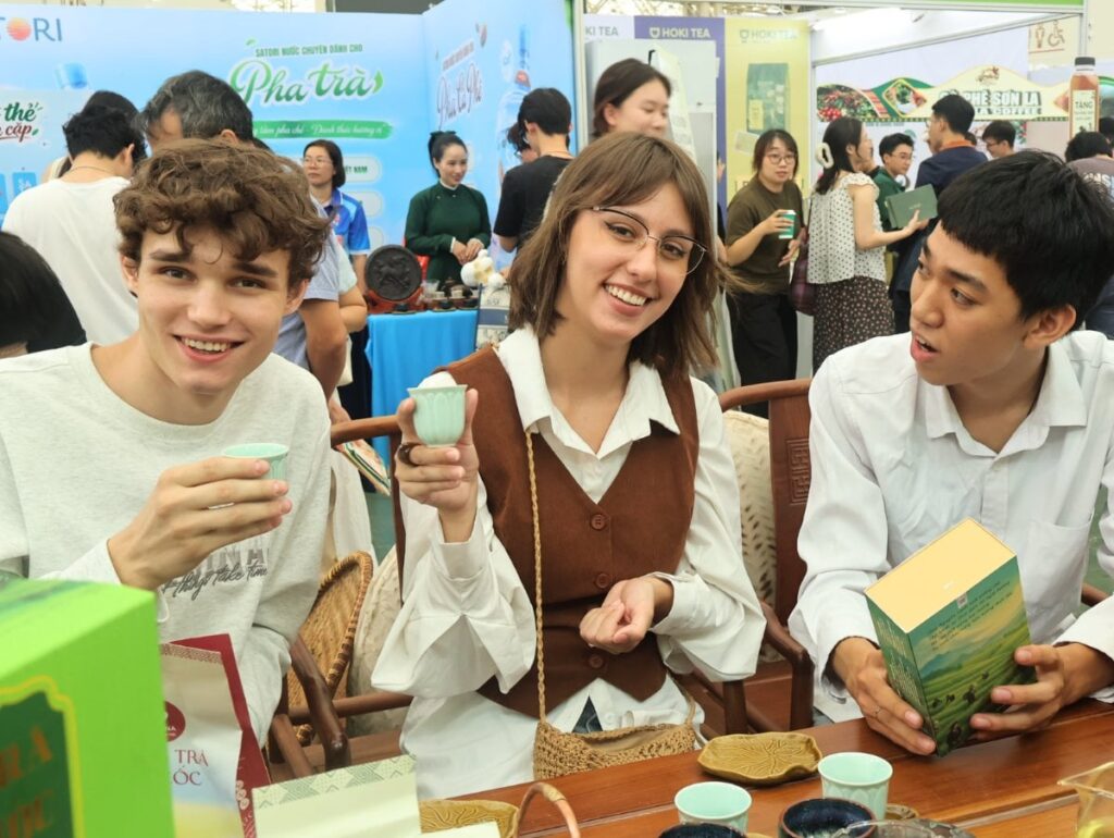 International visitors tasting Vietnamese green tea