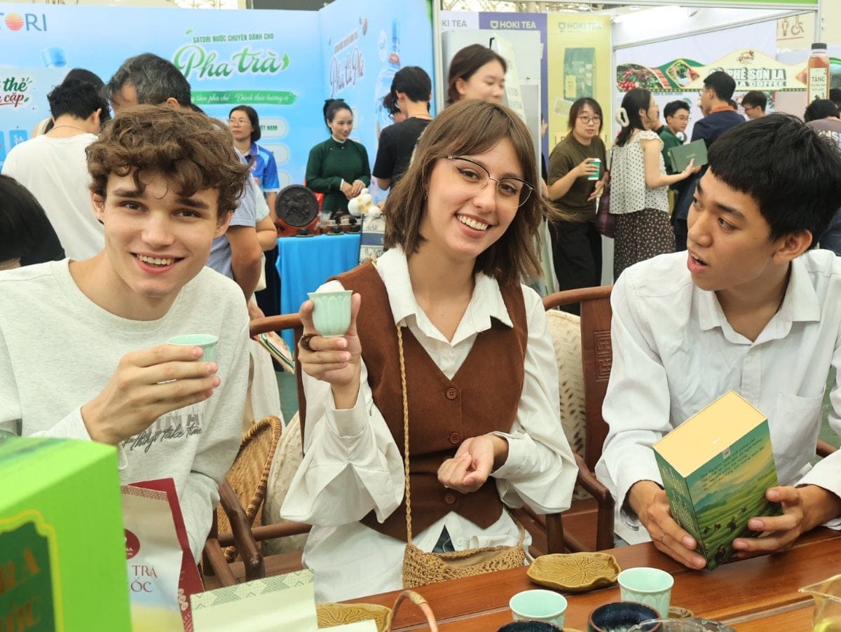 国际访客品尝TRAVINA冲泡的越南绿茶