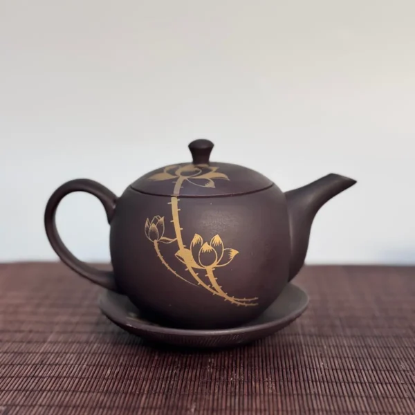 Luc Am Kim Lien Zisha Tea Set – teapot close-up