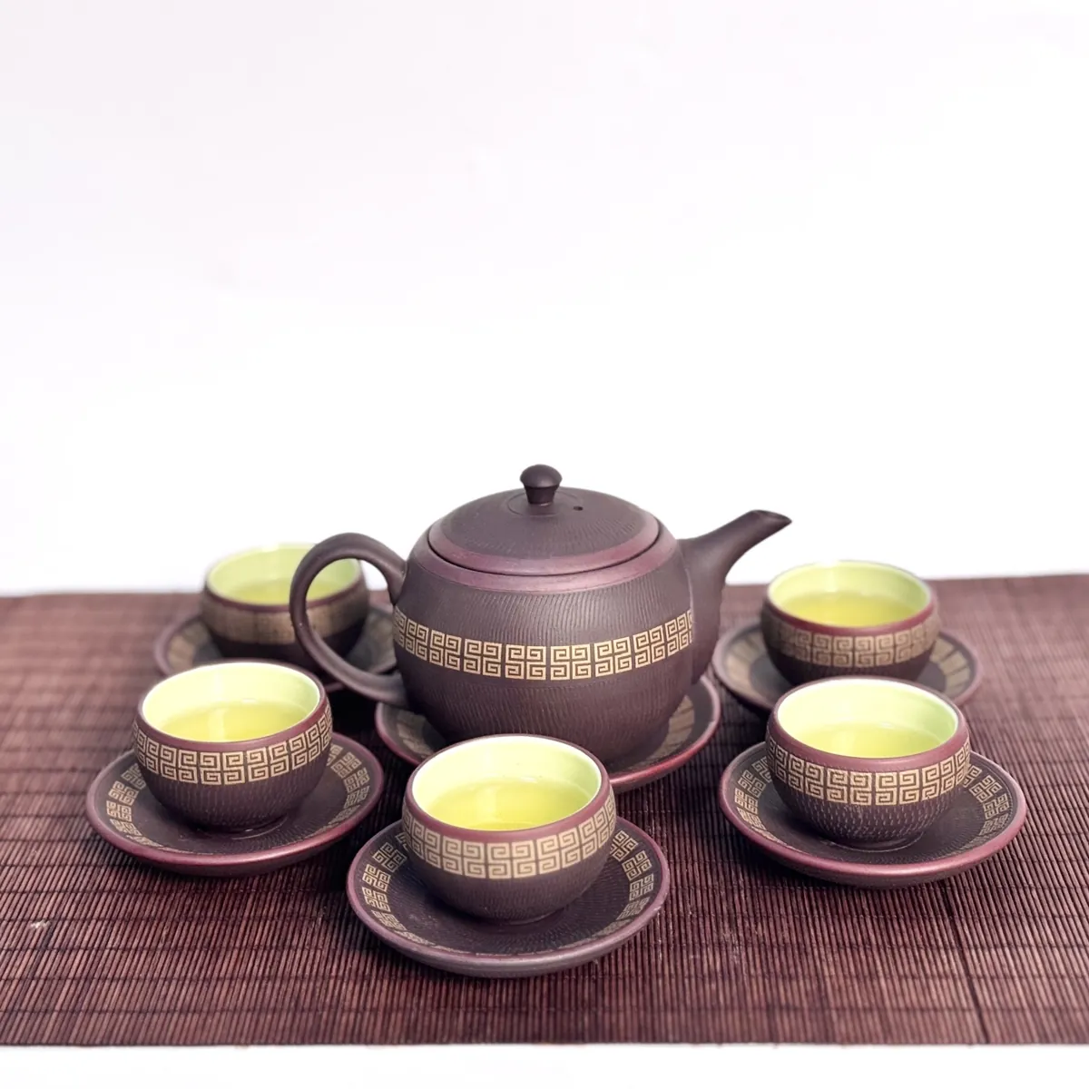 Luc Am Quan Anh zisha tea set with gold fret border, cups poured with Thai Nguyen green tea – TRAVINA