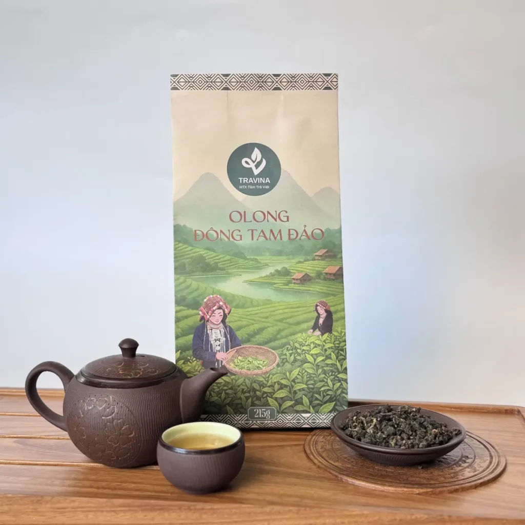 Đông Tam Đảo oolong pack beside a clay teapot and two cups