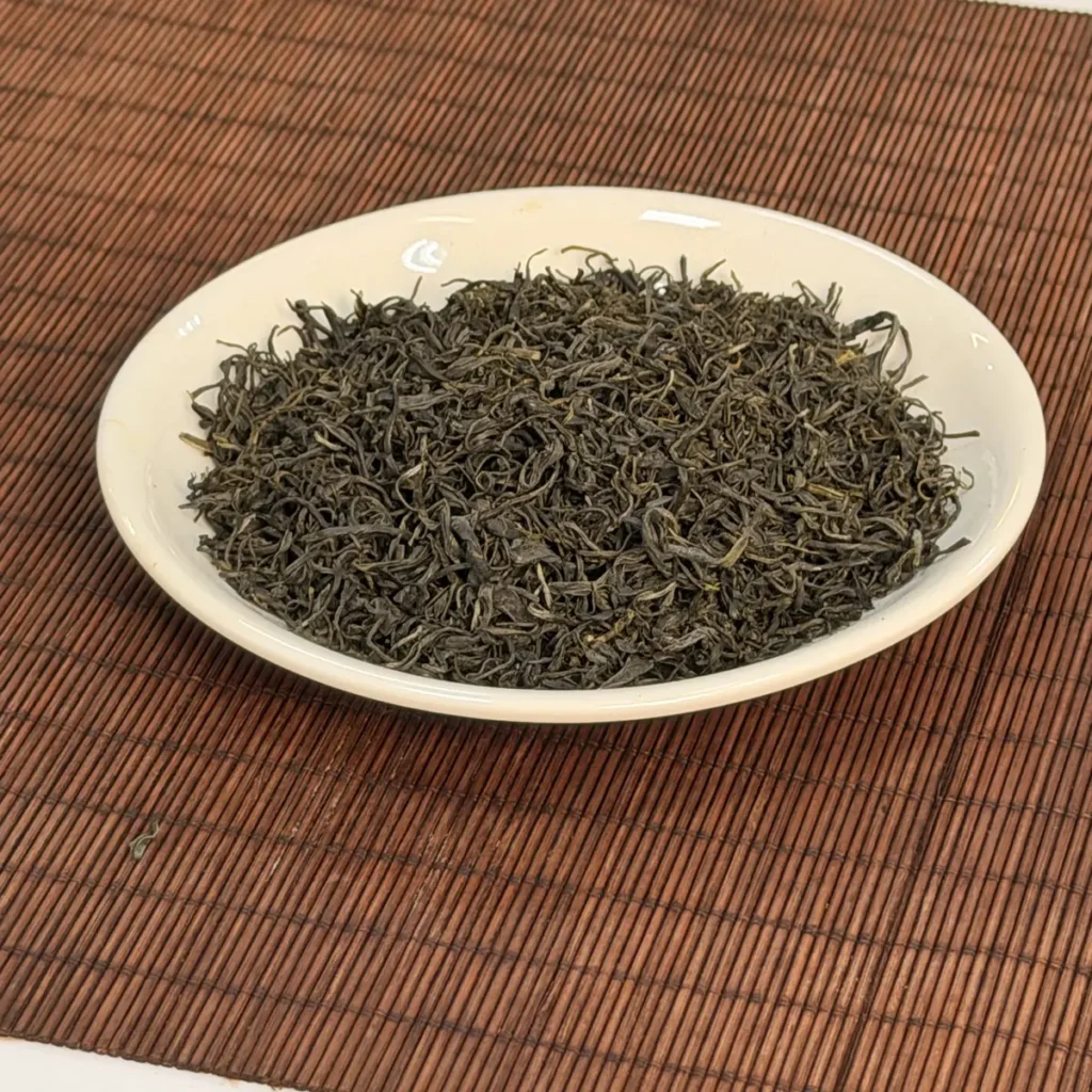 白盘里的越南太原绿茶干茶
