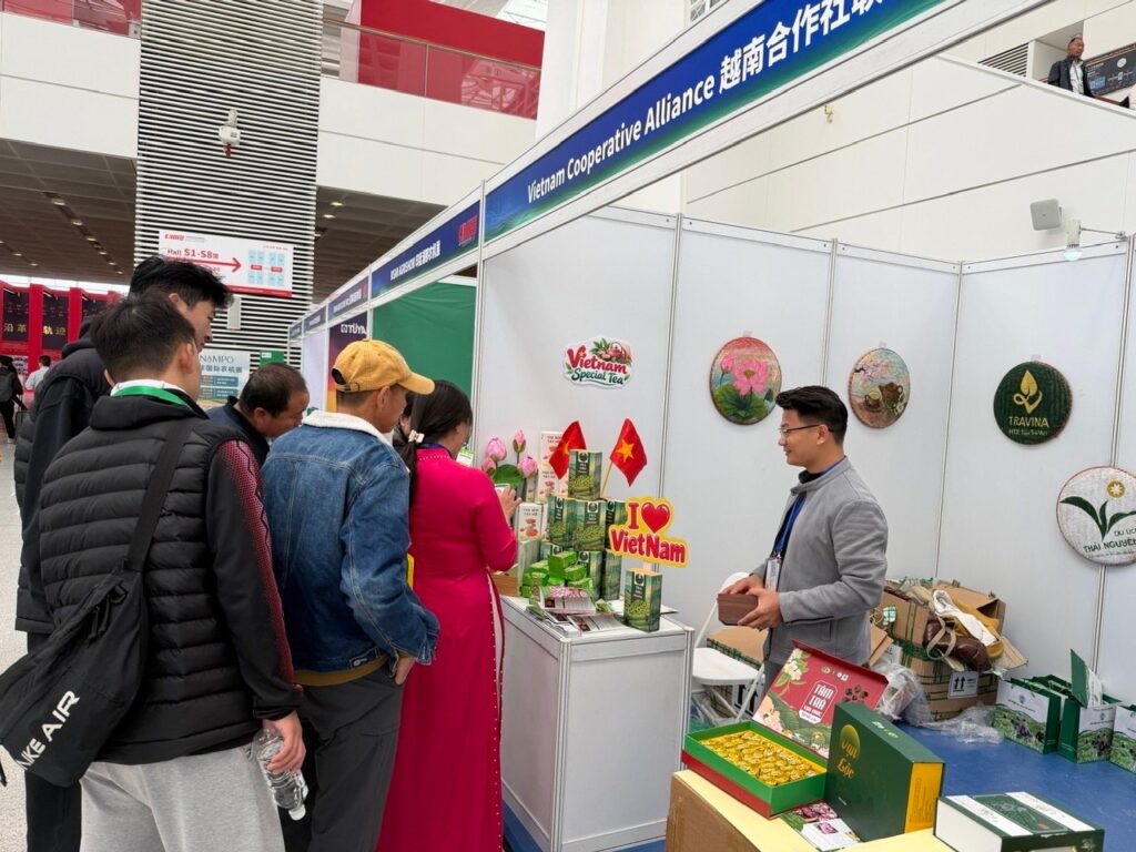 Chairman Đỗ Hữu Thuận presenting a TRAVINA tea box to a visitor at CIAME 2026