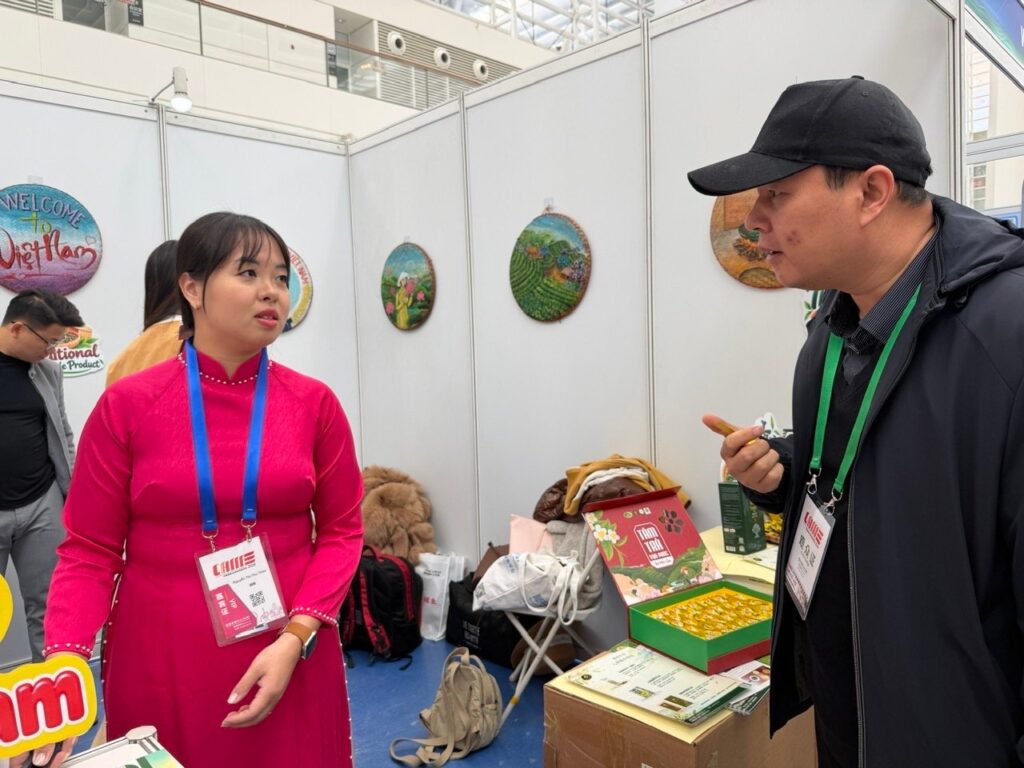 TRAVINA COO Nguyễn Thị Thu Thảo introducing Vietnamese tea to visitors from China at CIAME 2026