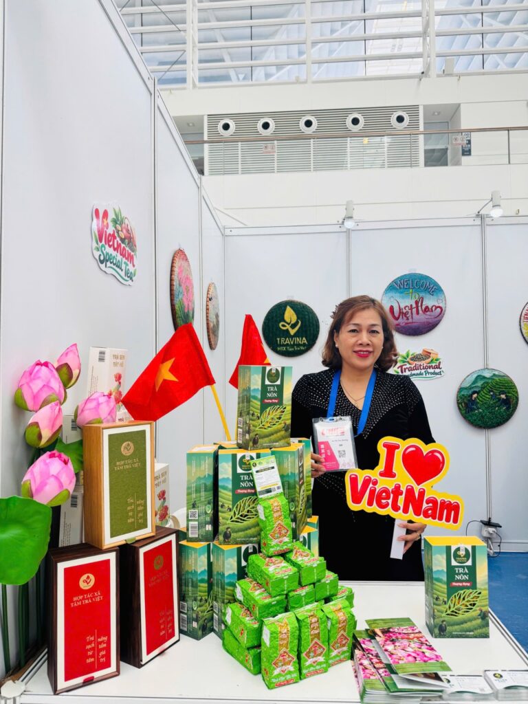 TRAVINA tea shelf with Top-Grade Bud Tea, Hanoi West Lake lotus tea and cooperative gift boxes