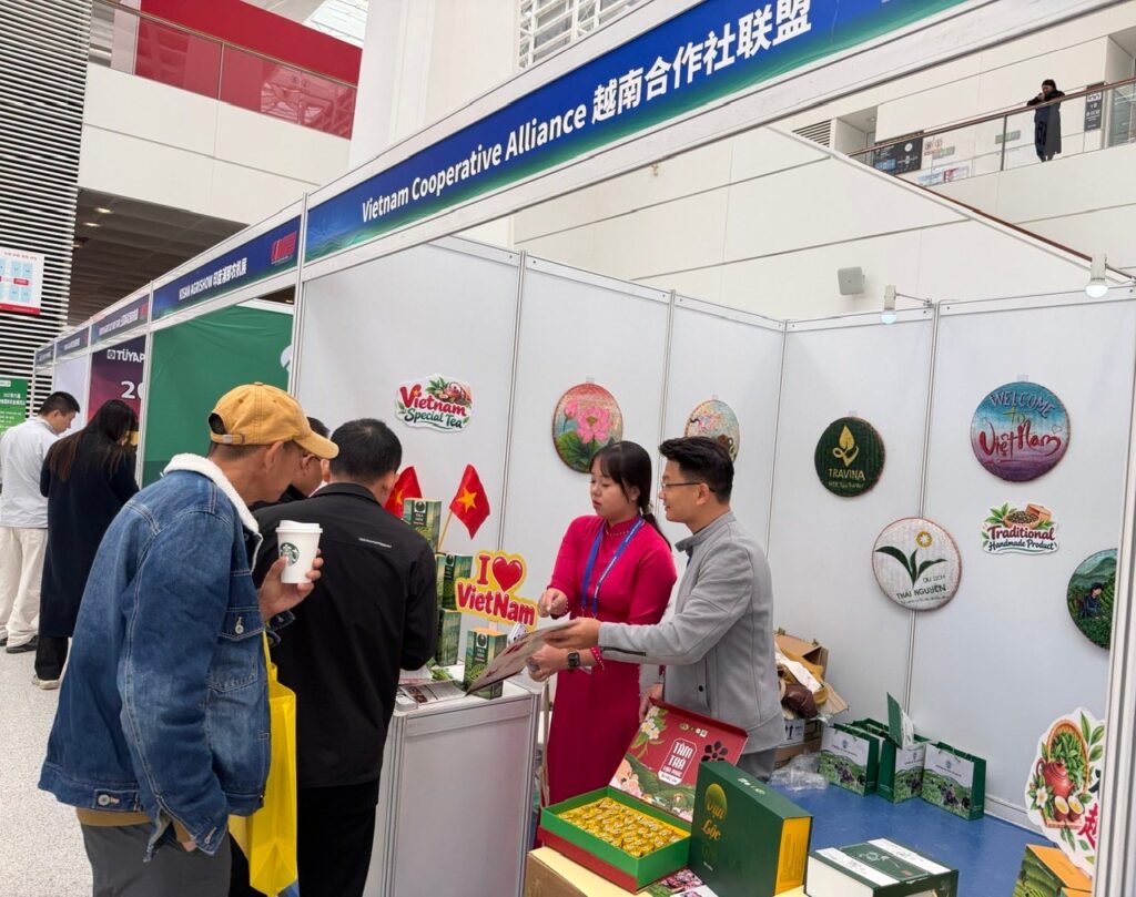 Chairman Đỗ Hữu Thuận and COO Nguyễn Thị Thu Thảo advising visitors at the TRAVINA tea booth