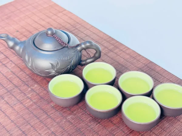 Tu Sa Khac Truc zisha teapot with six cups of green tea on a tablecloth – TRAVINA
